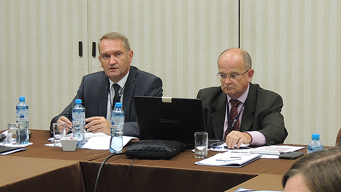 Igor Šulaj, the SAI SR Vice-President, presents the Sub-Committee report at its meeting
