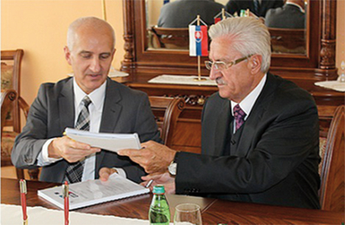 In the Picture - The contract for the Development of Auditing Information System of SAO SR (DAIS SAO SR) and the provision of services to support its operations was signed by President of the SAO SR Ján Jasovský and Chairman of the Board of Asseco Central Europe, Inc., Jozef Klein on 1. October 2013. JPG (159 kB)