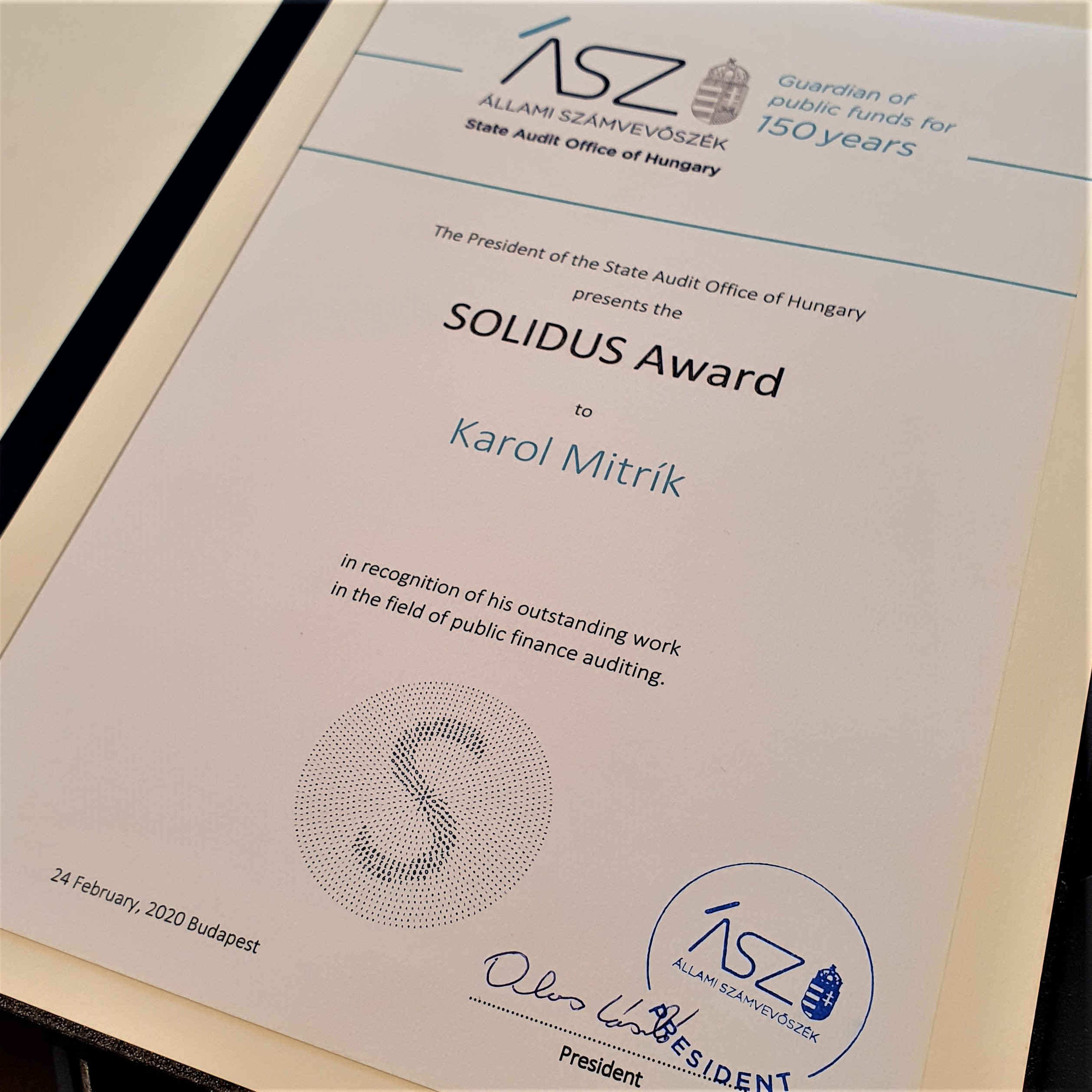 In the picture - Solidus award for Karol Mitrík, The President SAO SR JPG (1 MB)