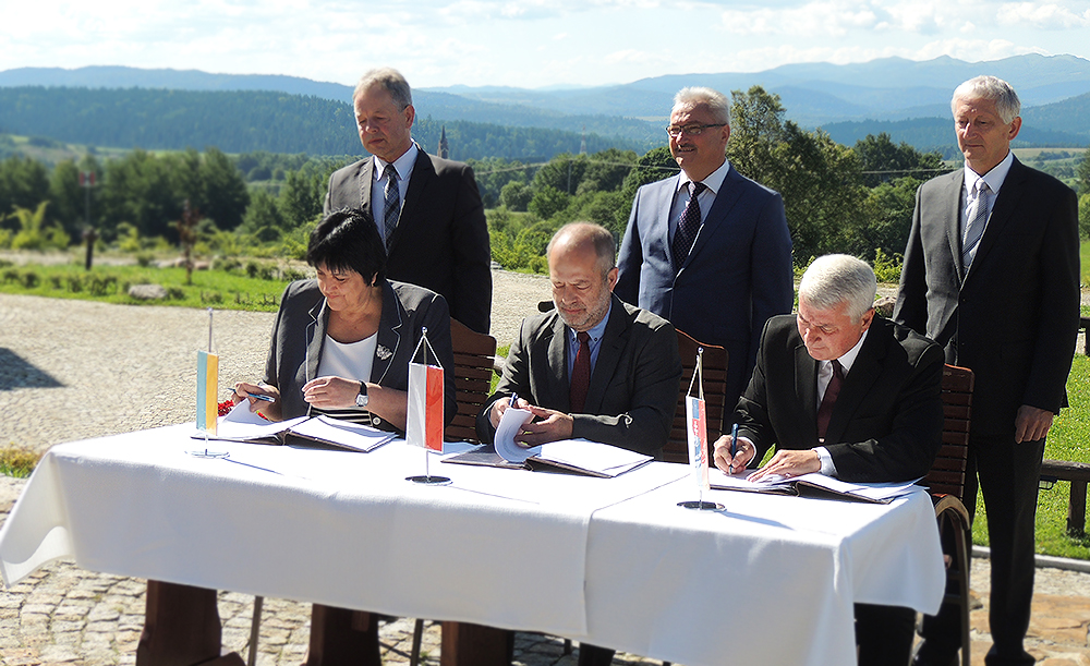In the picture - the heads of the delegations signed a common position to the cooperation of the SAIs of Poland, Slovakia and Ukraine to prepare international audit of the cross-border biospheric natural park East Carpathians. JPG (563 kB)