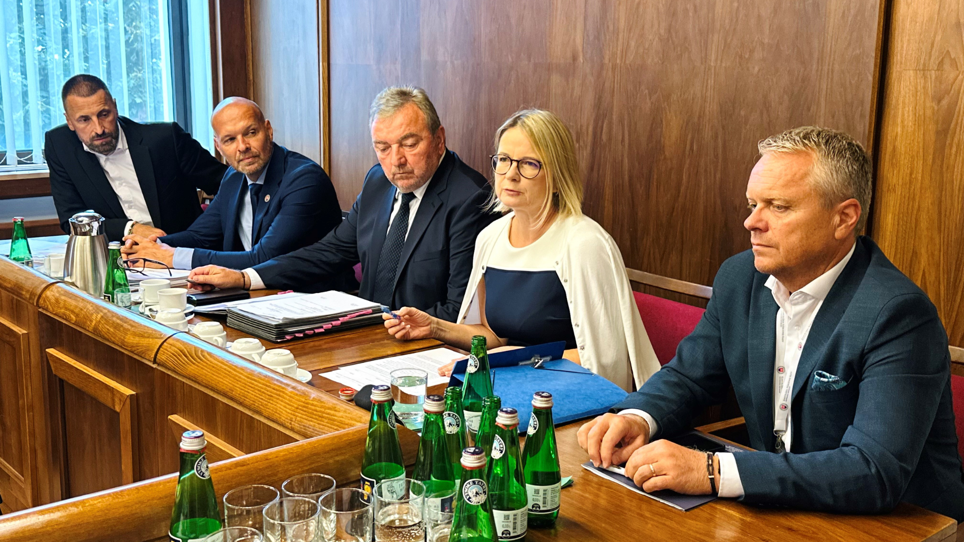 photo of Ms Kaszasová and Mr Andrassy at the meeting of the finance committee in the National Council