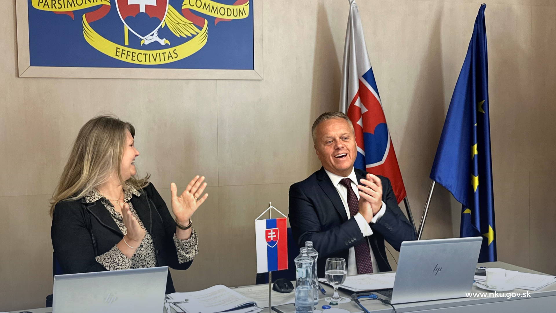 Foto: Predseda NKÚ Ľubomír Andrassy a šéfka sekcie analýz a inovácií Ľubica Gazdová po tom, čo bol slovenský NKÚ zvolený za predsednícky úrad EUROSAI.